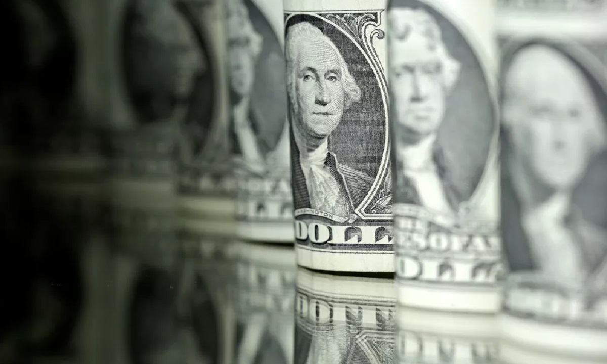 Dólar atinge R$ 4,85 e recupera tendência de alta