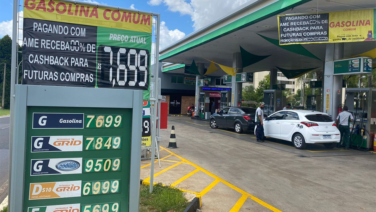 Preço da gasolina deve cair em São Paulo após governo anunciar redução no ICMS