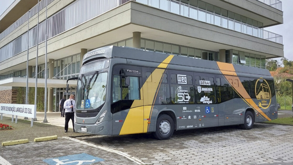Ônibus elétrico solar criado por brasileiros bate recorde ao percorrer 100 mil quilômetros sem usar nenhum tipo de combustível fóssil